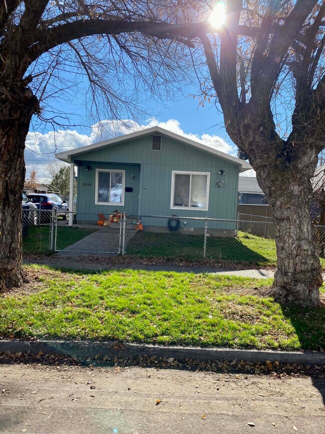 2032 Wantland Ave, Klamath Falls, OR 97601 - photo 2