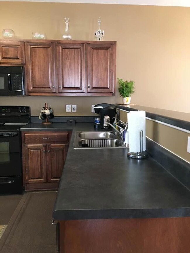 Enjoy this lovely kitchen, with custom cabinets. 