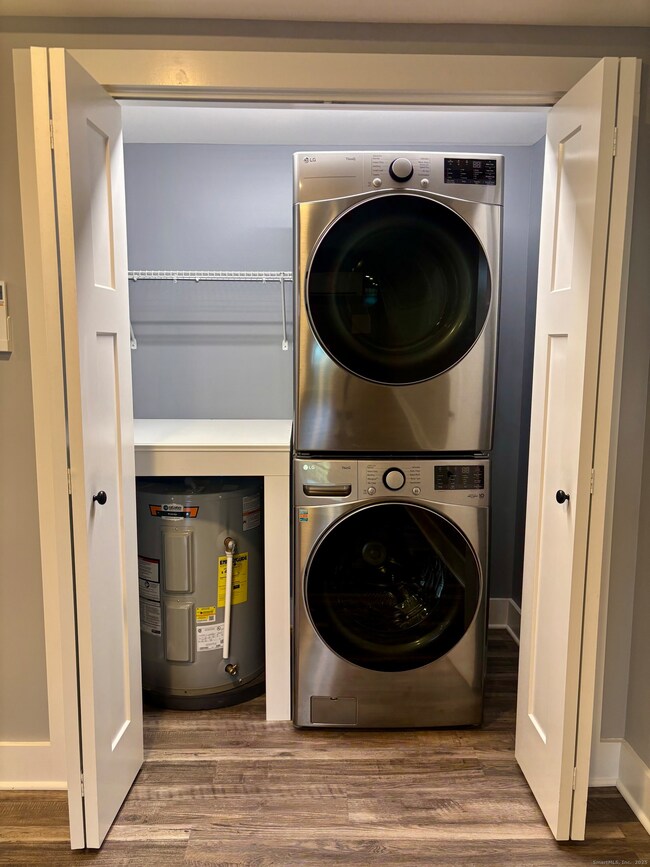 303 Norwich-New London Turnpike unit D, Montville, CT 06382 - photo 3