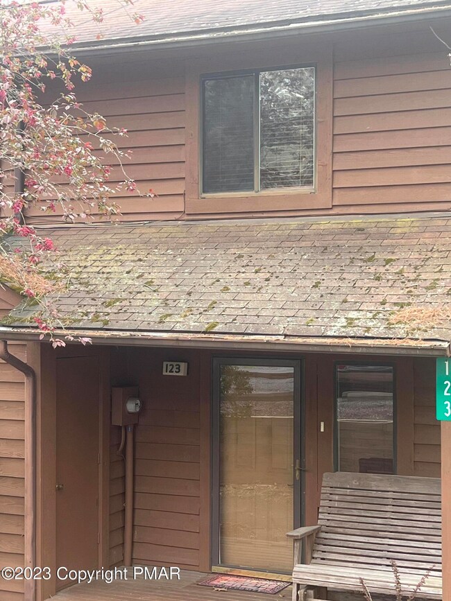 123 Meadow View Ct, Bushkill, PA 18324 - photo 2