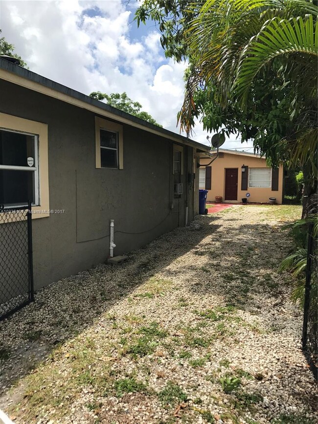 GATED DRIVEWAY TO BACK UNIT 