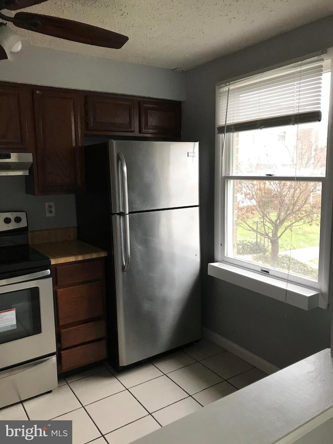 11820 Ashbrook Ct, Germantown, MD 20876 - photo 2