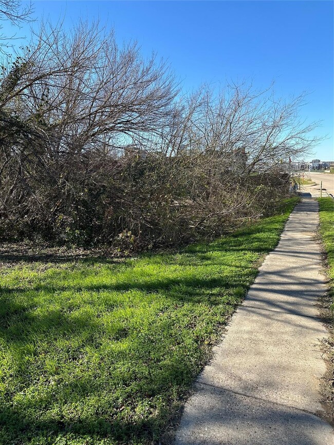 2504 E 4th St, Fort Worth, TX 76111 - photo 2