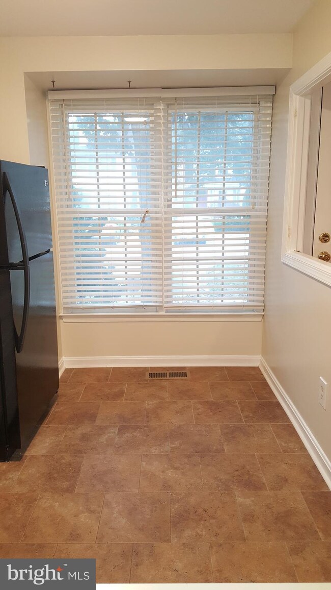 9513 Dunbrook Ct, Montgomery Village, MD 20886 - photo 3