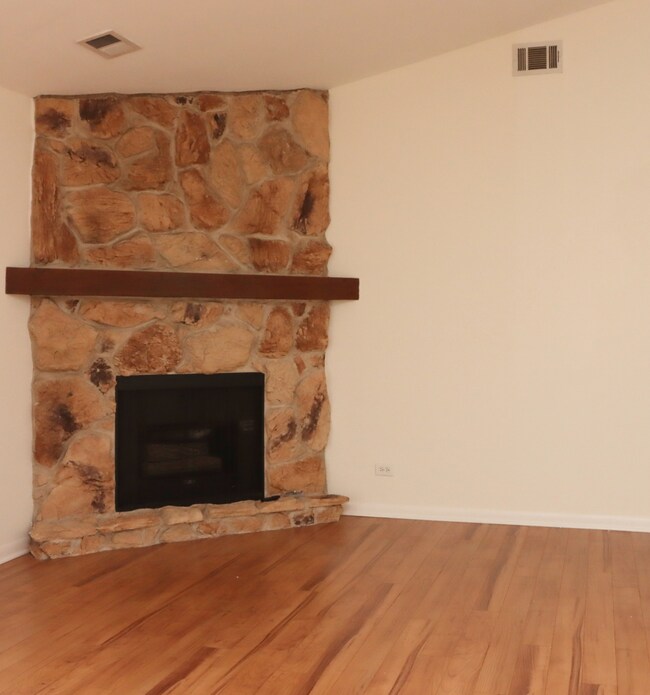 1735 Chesapeake Ln unit 8, Schaumburg, IL 60193 - photo 2