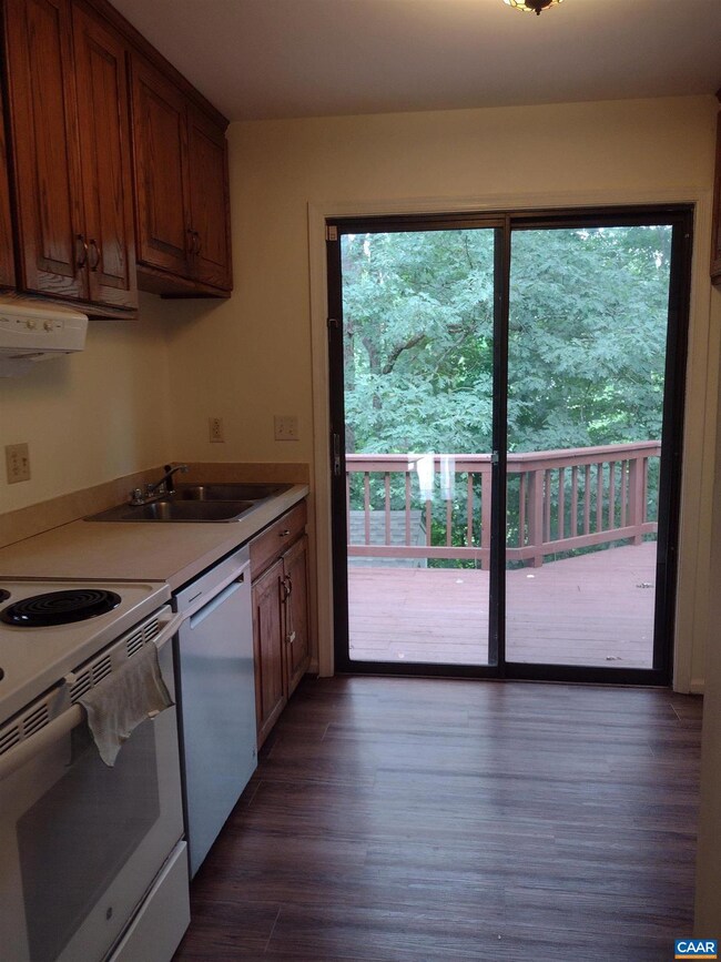 390 Wildwood Ct, Charlottesville, VA 22901 - photo 3