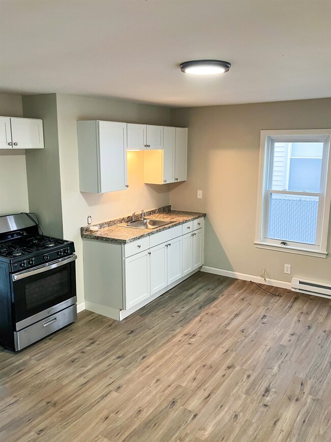 90-92 Tolles St, Nashua, NH 03064 - photo 5