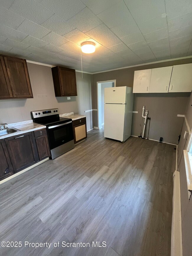 161 W Parker St unit left side, Scranton, PA 18508 - photo 4