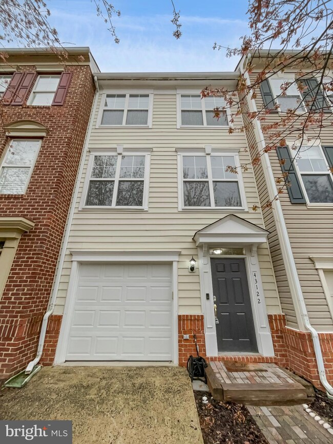 43122 Huntsman Square, Broadlands, VA 20148 - photo 2