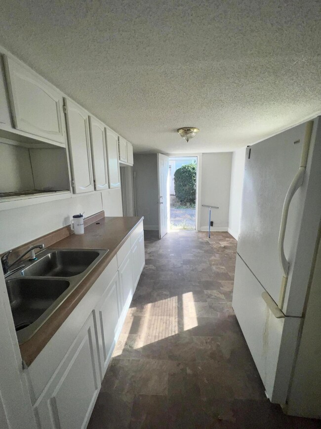 881 Barnett