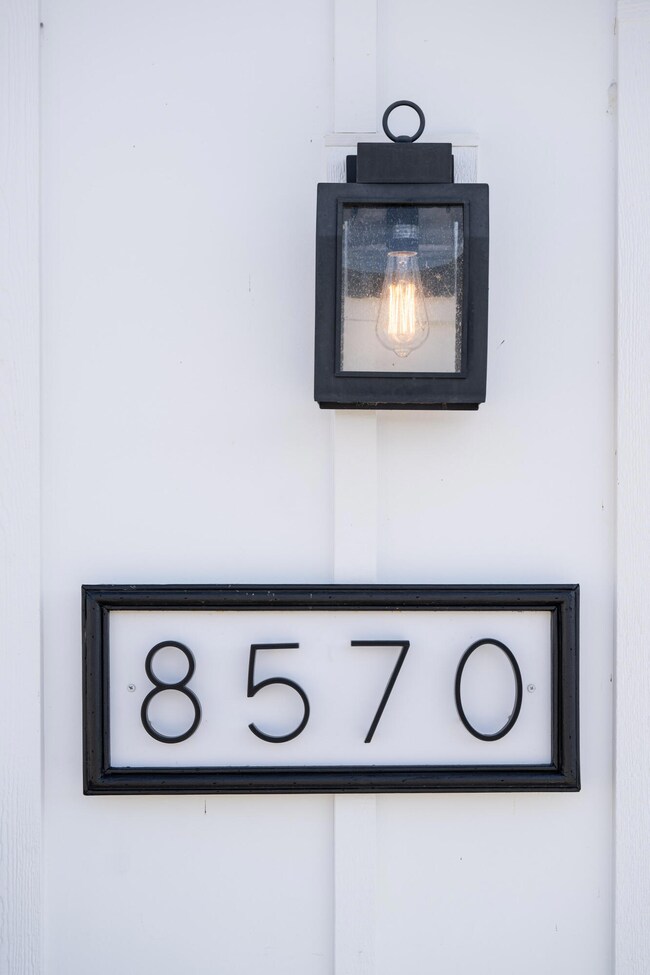 8570_Kensley_Ln_0003