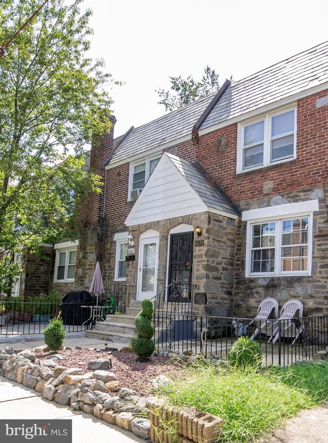 6870 Clover Ln, Upper Darby, PA 19082 - photo 2