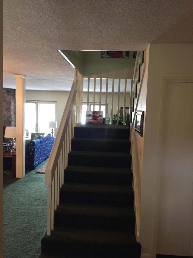 Foyer/Stairs to Upstairs