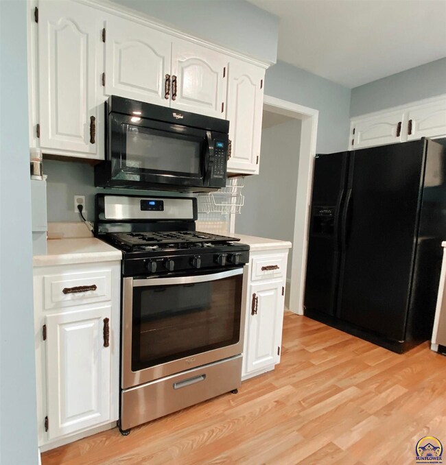 3835 SW Nottingham Rd, Topeka, KS 66610 - photo 5