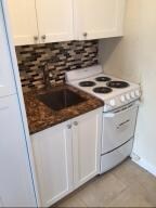 530 39th St unit Rear Efficiency, West Palm Beach, FL 33407 - photo 2