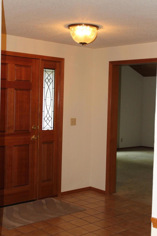 Lg tiled entry room