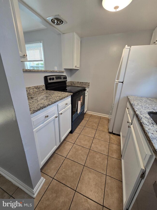 9812 Hagel Cir, Lorton, VA 22079 - photo 7