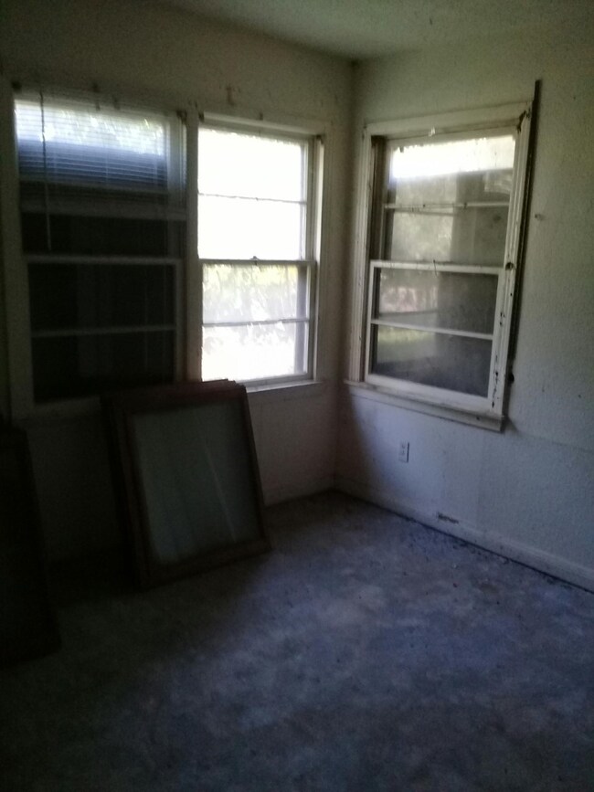 2010 Merlin St, Bay City, TX 77414 - photo 3