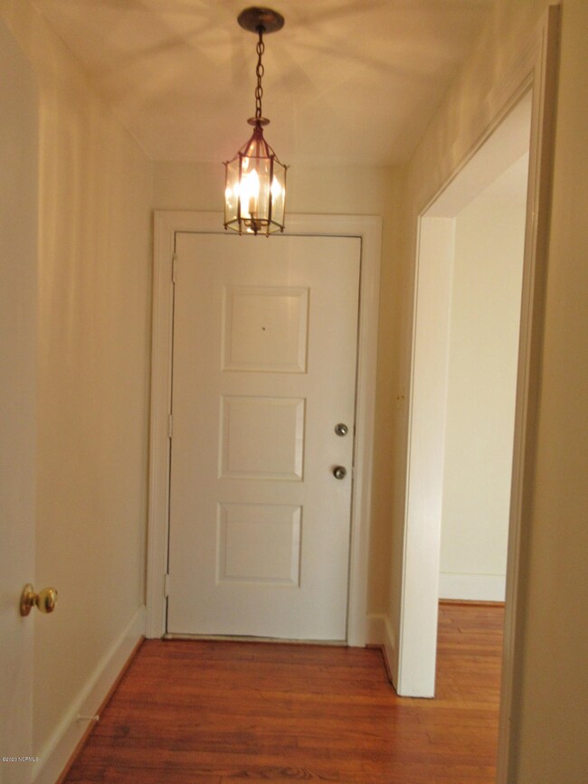 413 E Quinn St - Foyer