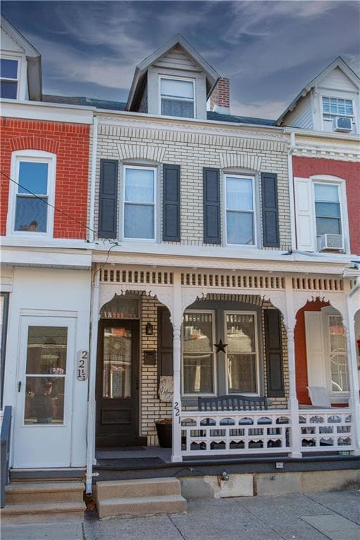 Perfectly maintained 3 story townhome