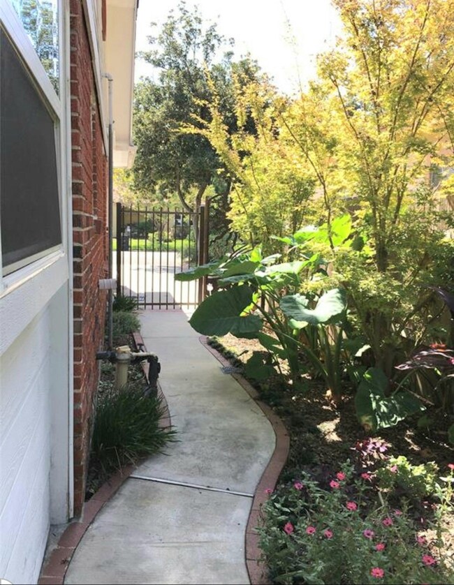 309 Sue St, Houston, TX 77009 - photo 4