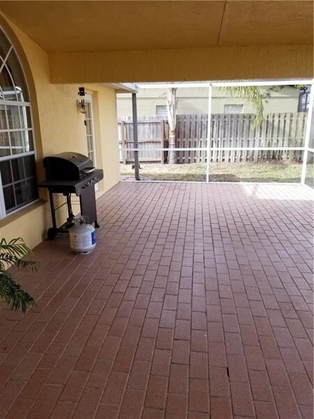 Expansive screened lanai
