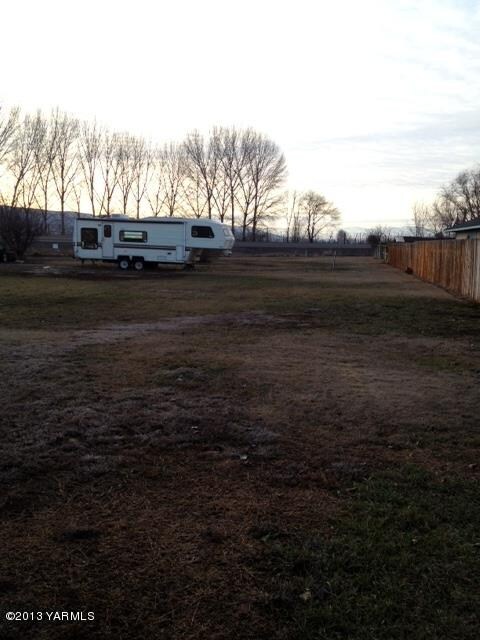 328 S Holly Dr, Moxee, WA 98936 - photo 5