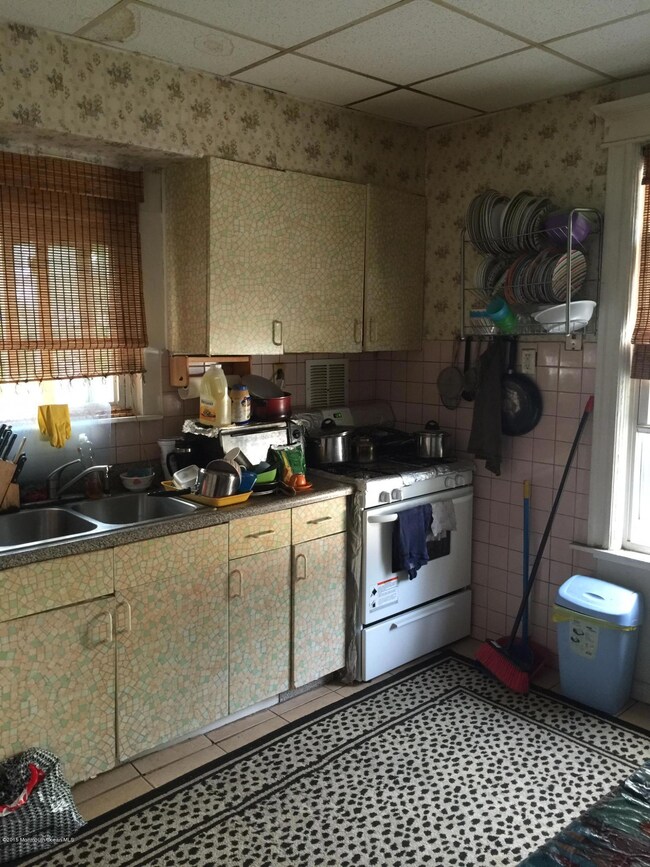 120 Roosevelt Ave, Jersey City, NJ 07304 - photo 2