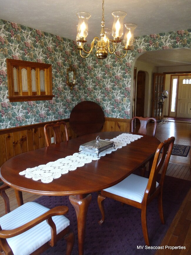 Dining room w/ segmented archway