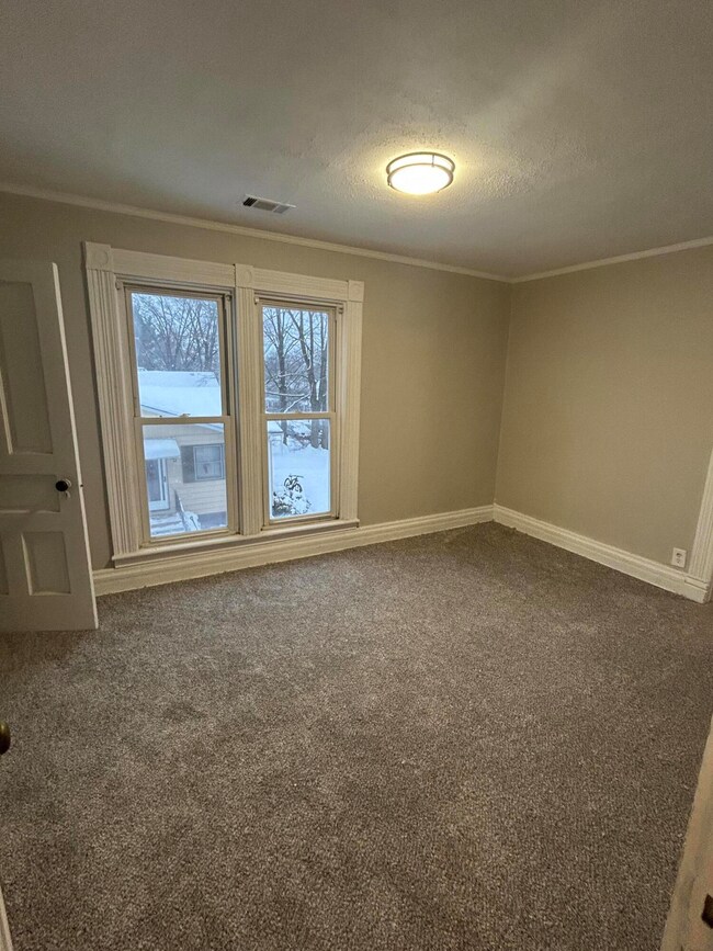 253 S Greenwich St unit 2, Valparaiso, IN 46383 - photo 4