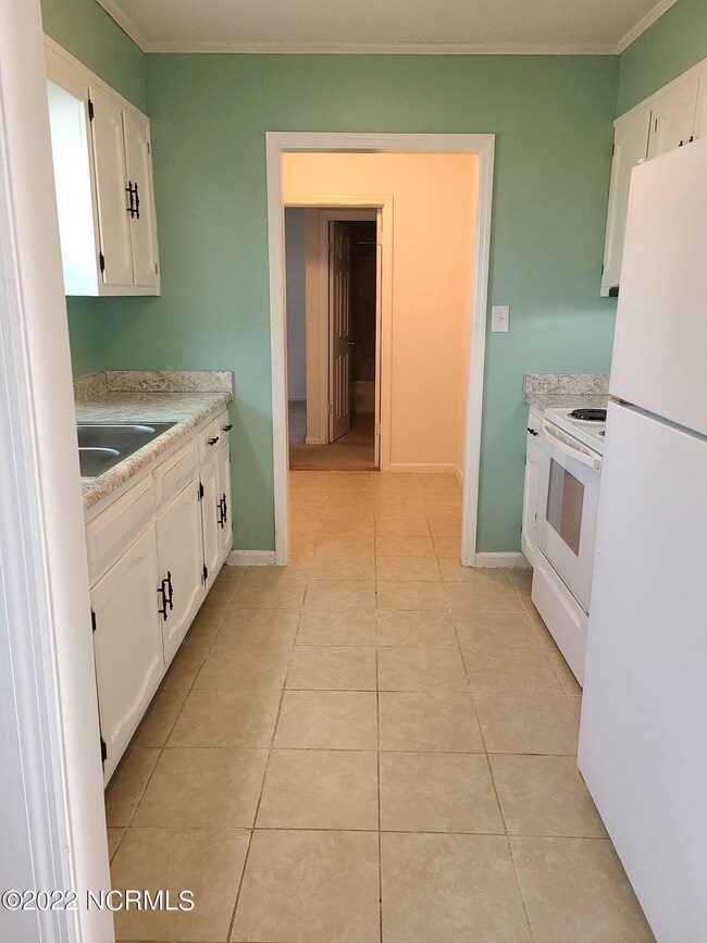 204 Warren Ct, Jacksonville, NC 28546 - photo 4