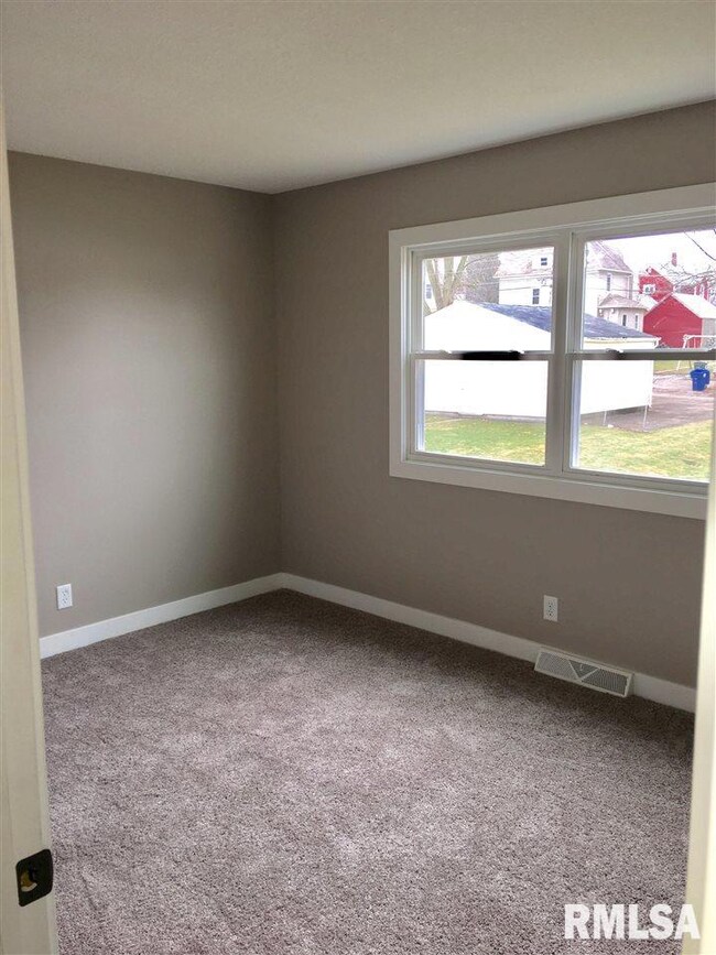 2118 Jefferson Ave, Davenport, IA 52803 - photo 7