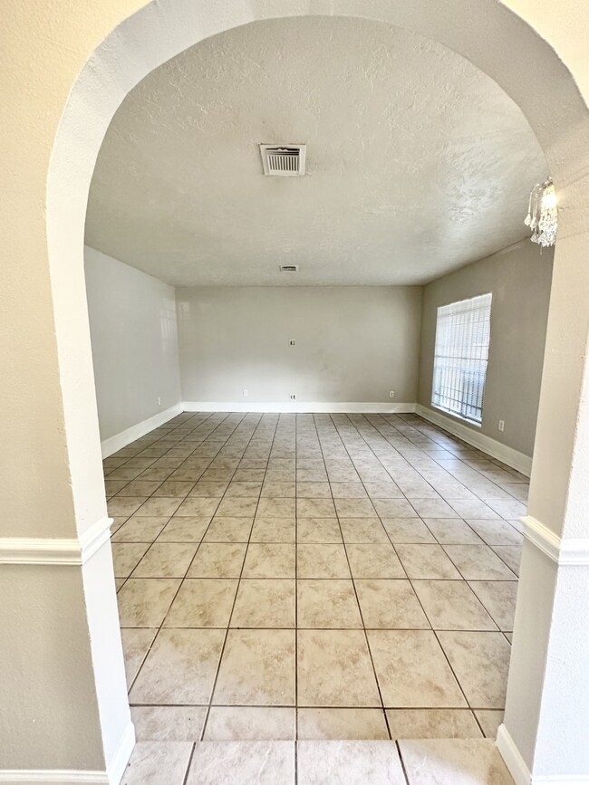 1503 W Donovan St, Houston, TX 77091 - photo 4