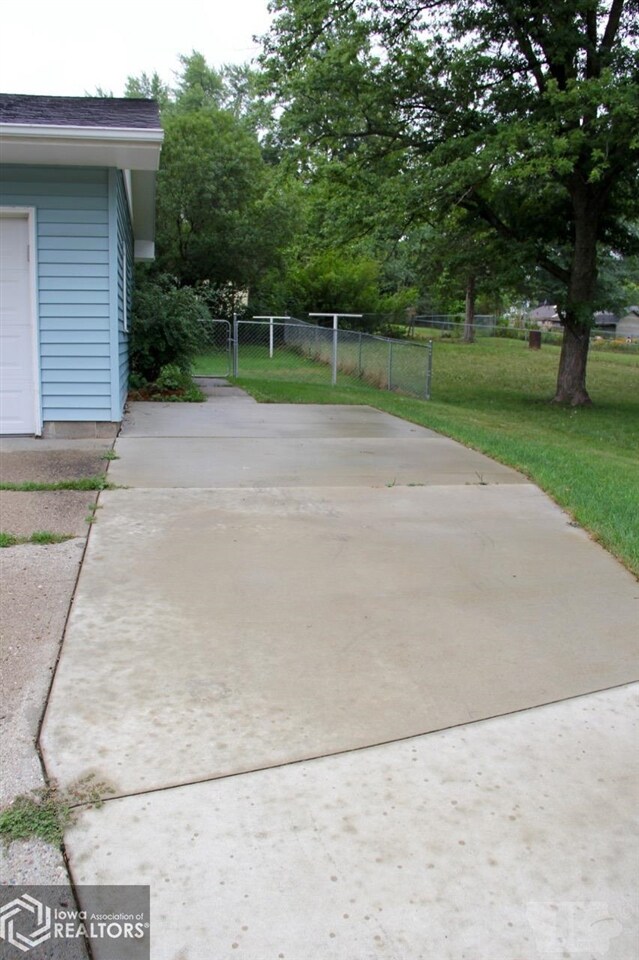 1409 S 6th Ave E, Newton, IA 50208 - photo 4