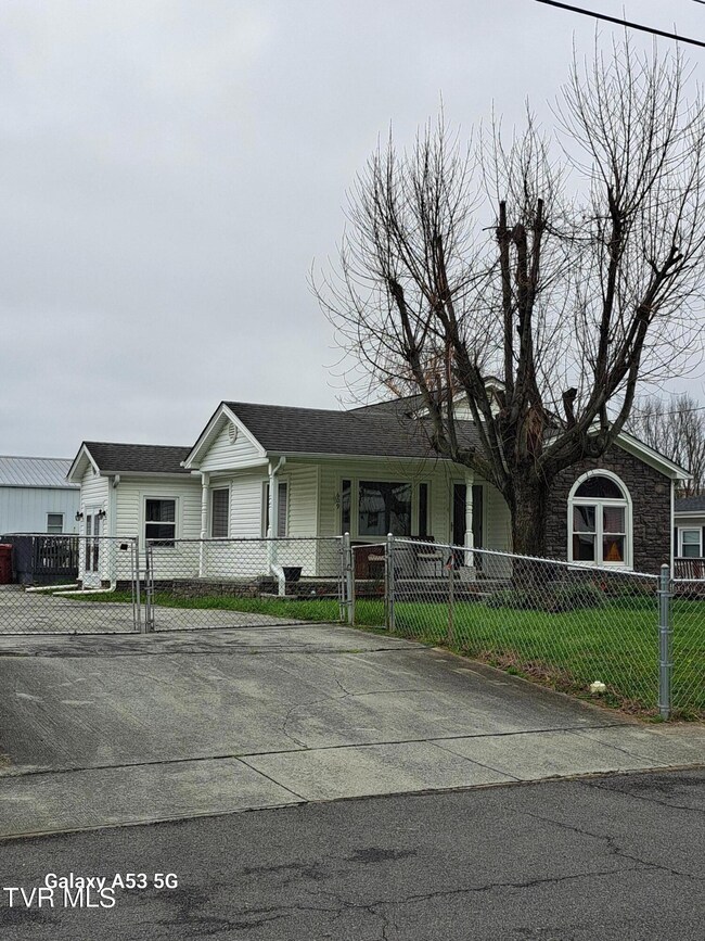 609 Orleans St, Johnson City, TN 37601 - photo 2