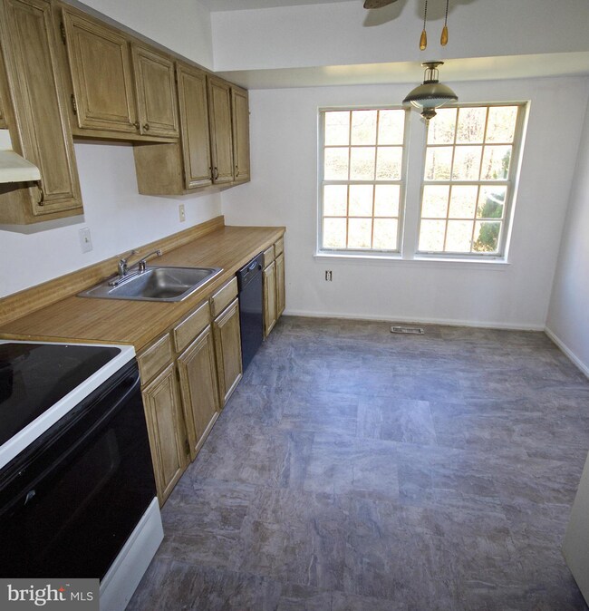 8802 Rosanne Ct, Clinton, MD 20735 - photo 6