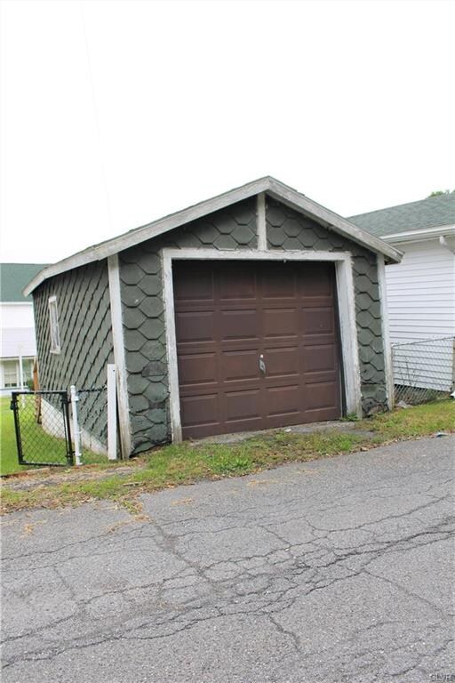 636 E Bertsch St, Lansford, PA 18232 - photo 5