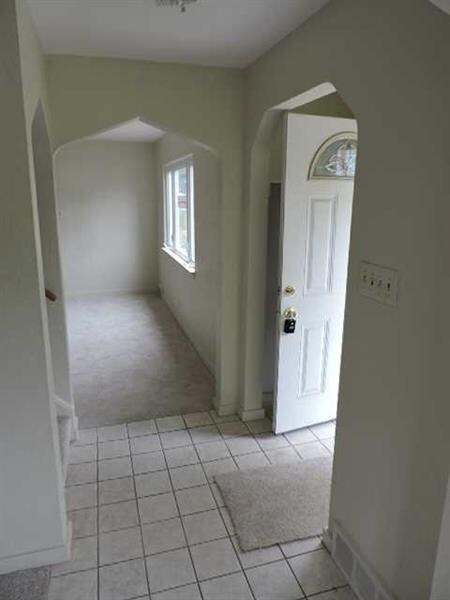 Entry/Foyer.