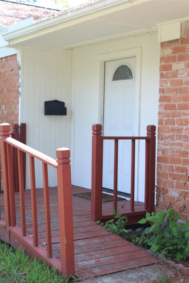 6109 Maywood Dr, Houston, TX 77053 - photo 2