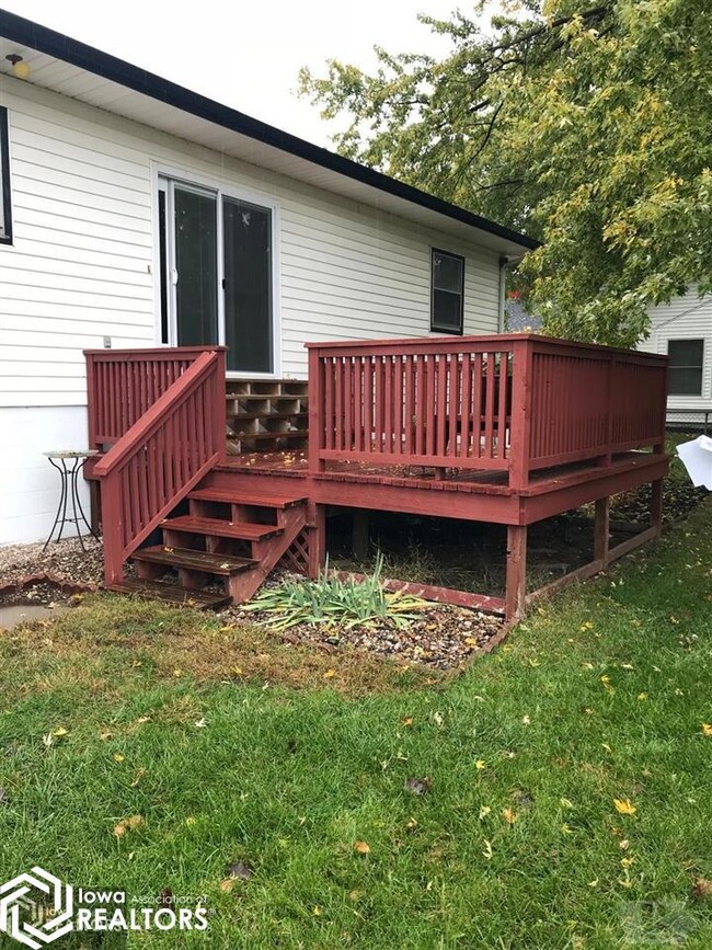 906 W Nishna Rd, Shenandoah, IA 51601 - photo 3