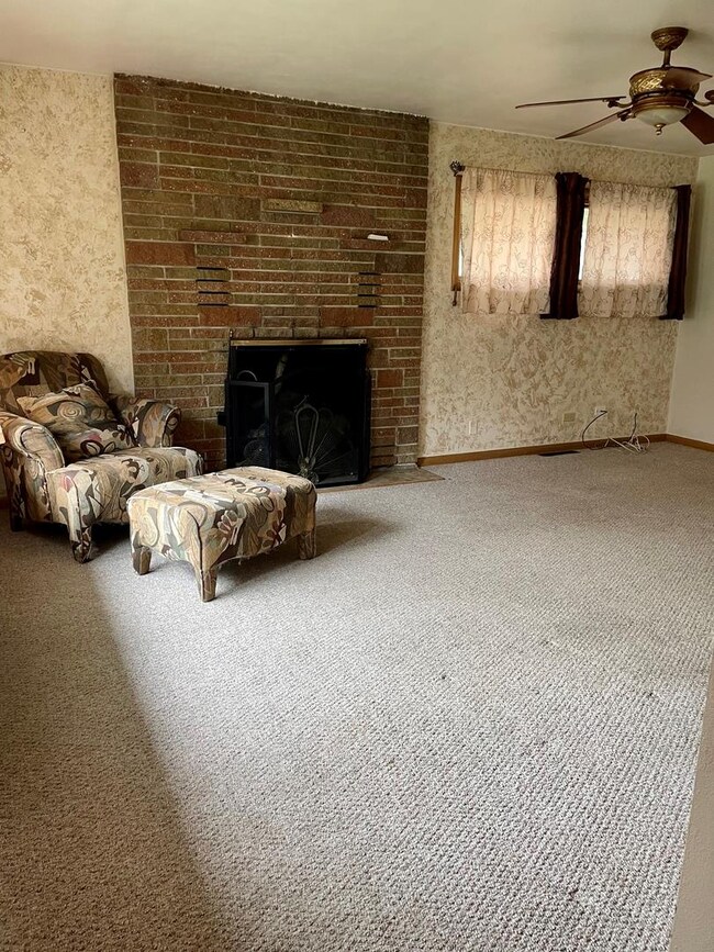 136 N Gretta Ave, Waukegan, IL 60085 - photo 4