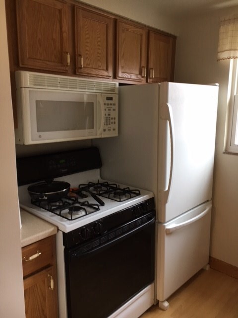 Kitchen has oak cabinets and all appliances.