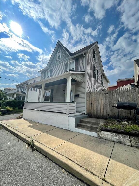 5 Pen Argyl St, Pen Argyl, PA 18072 - photo 2