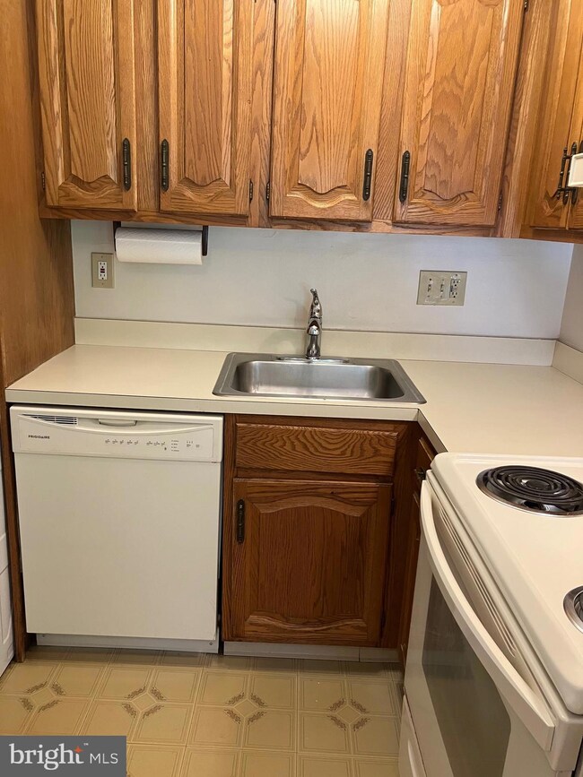 250 Tanglewood Ln unit E4, King of Prussia, PA 19406 - photo 5