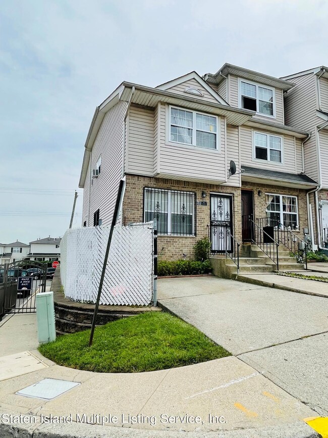 241 Skyline Dr, Staten Island, NY 10304 - photo 2