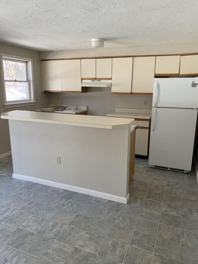 335 Circle Rd unit B002, Manchester, NH 03103 - photo 3