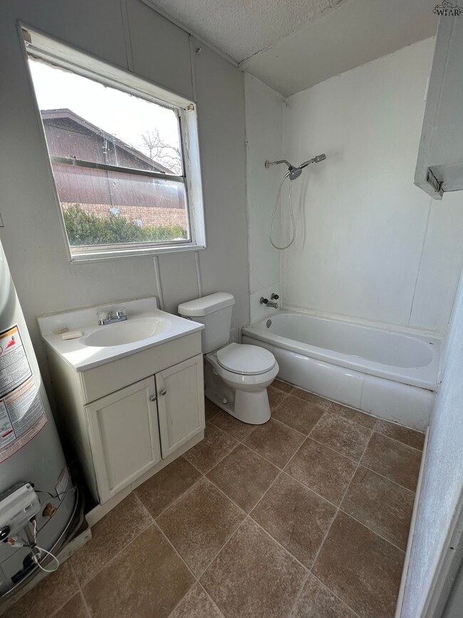 103 N Hawthorne Ave, Iowa Park, TX 76367 - photo 6