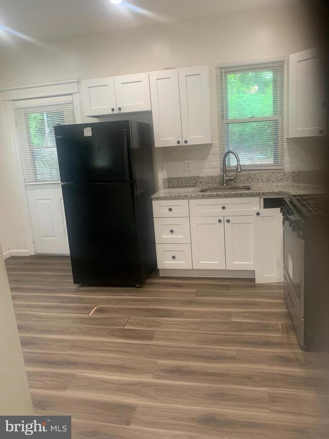 220 Hamilton Ave, Darby, PA 19023 - photo 2