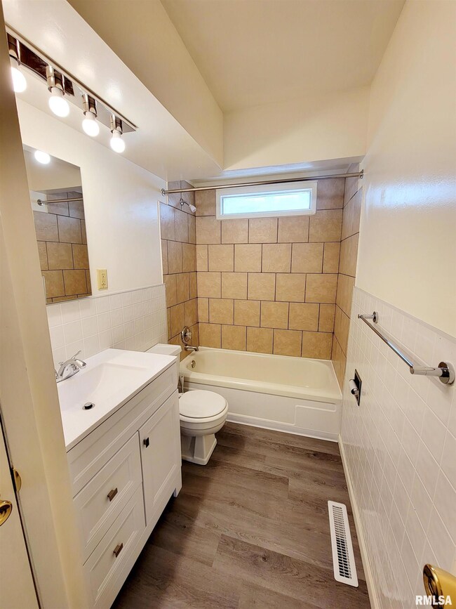 806 S College St, Lincoln, IL 62656 - photo 6