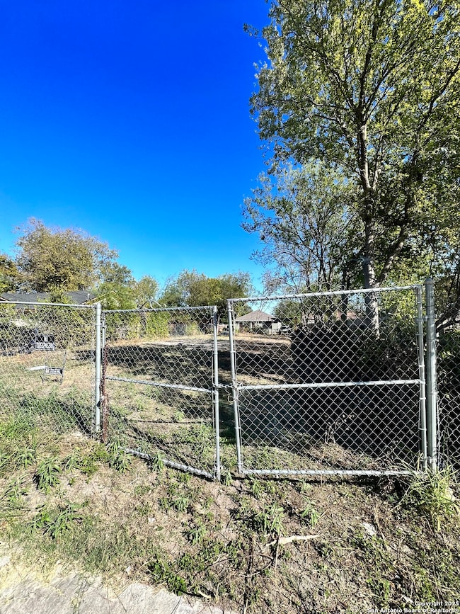 618 N San Gabriel Ave, San Antonio, TX 78228 - photo 4